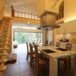 ダイニングとスリット階段