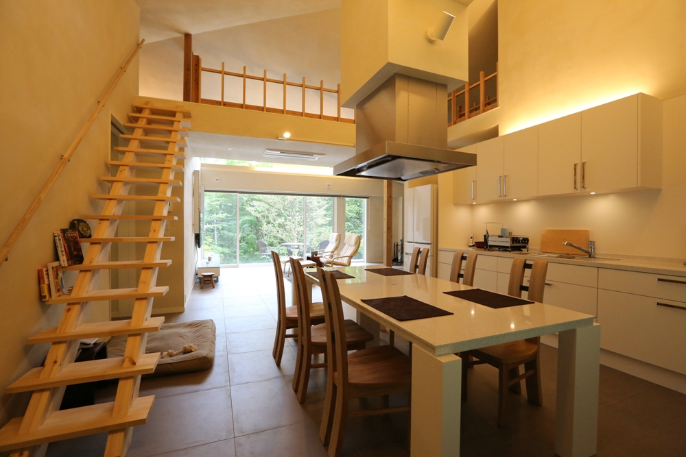 ダイニングとスリット階段