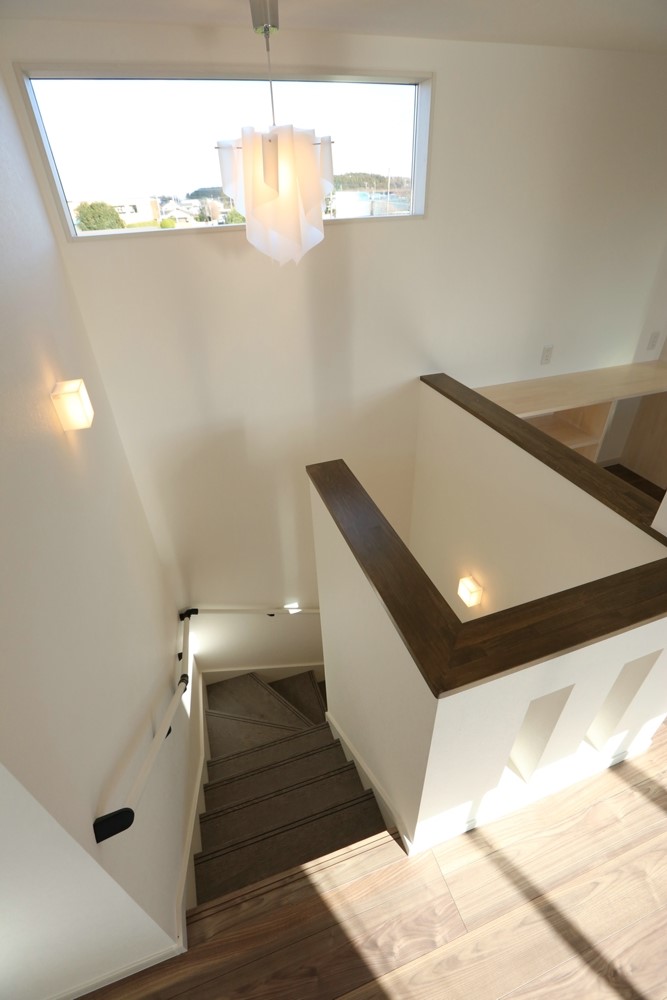 大きい窓と階段