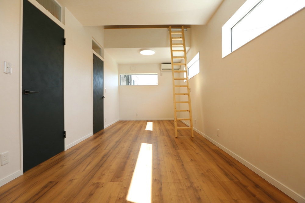 ロフト付きの洋室