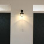 シックなドアとライト