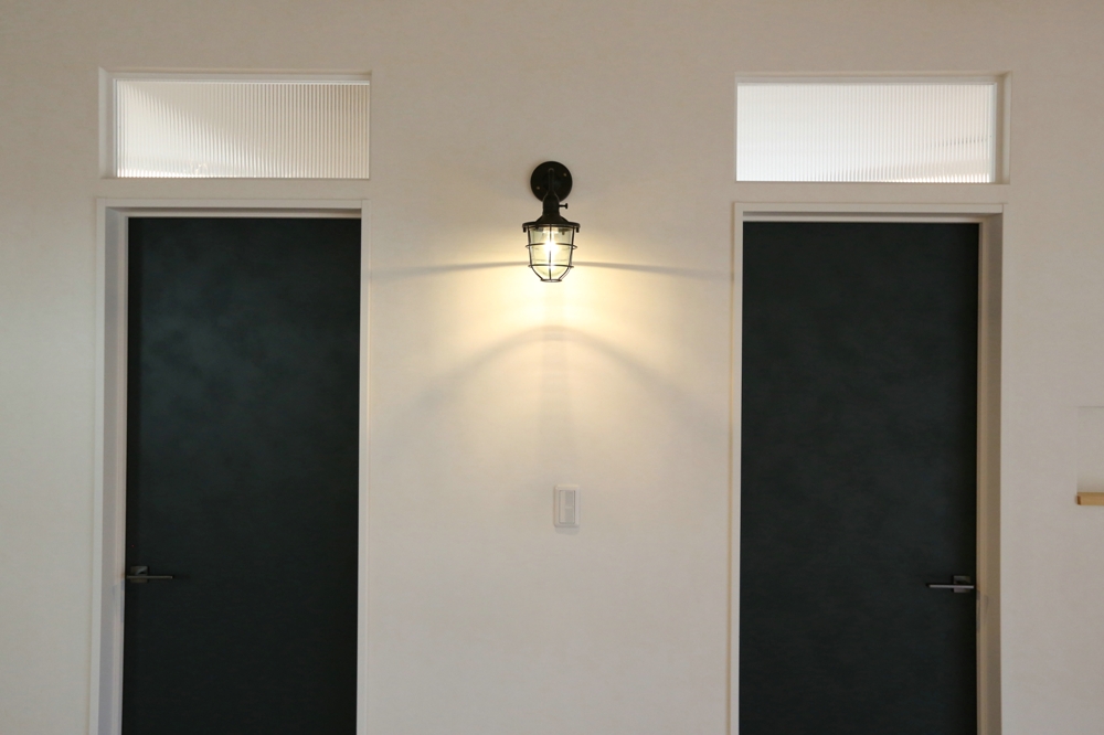 シックなドアとライト