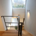 アイアン手すりと大きい高窓