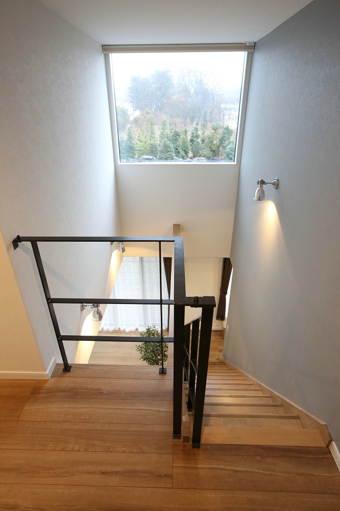 アイアン手すりと大きい高窓