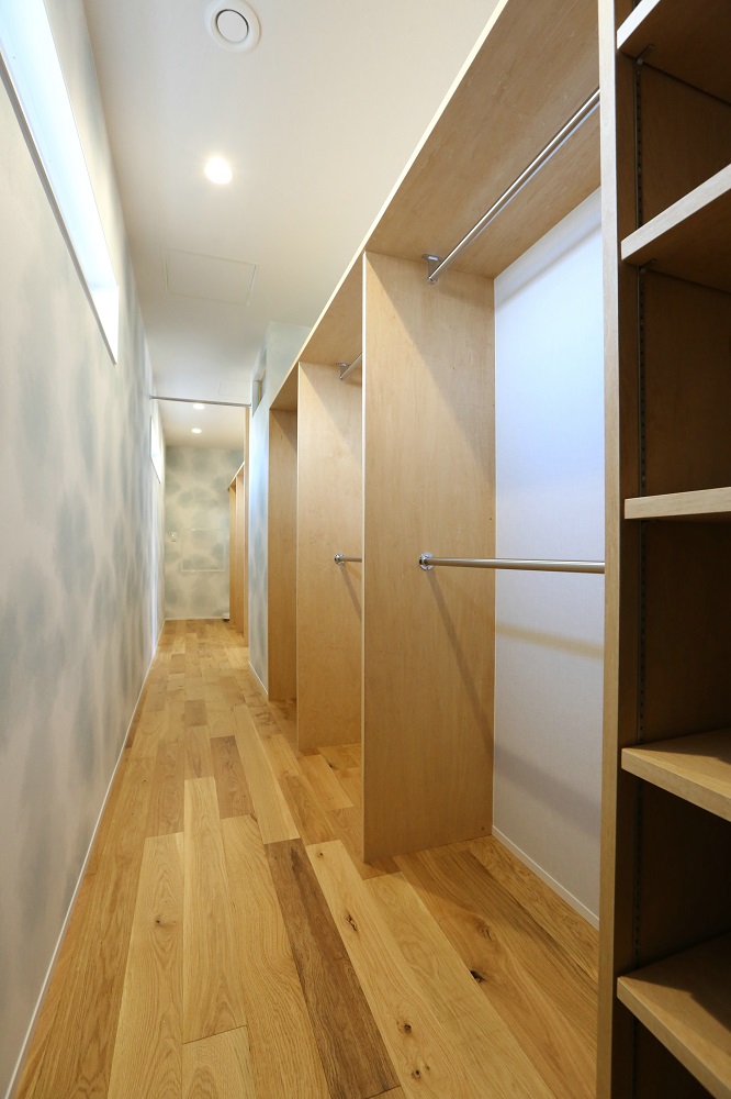 ウォークスルーファミリークローゼット