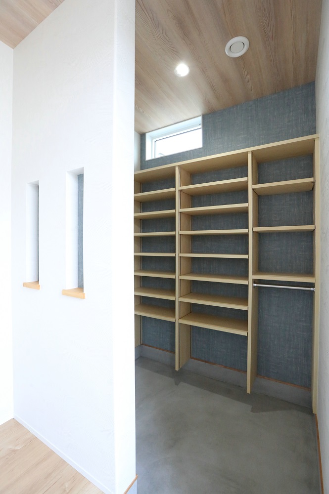 ウォークインシューズクローク