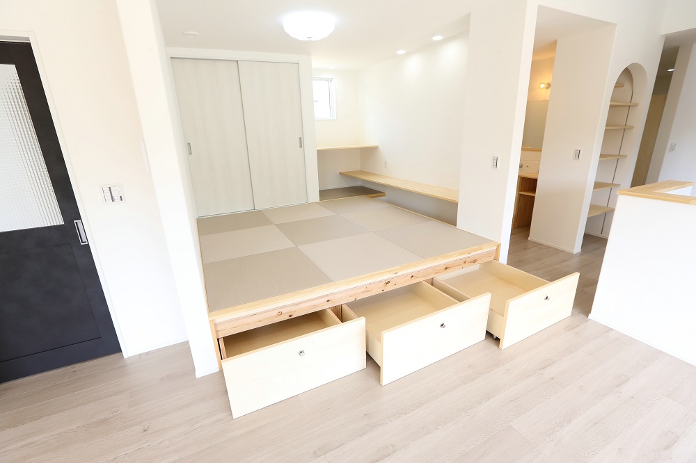 小上がり下の引き出し収納