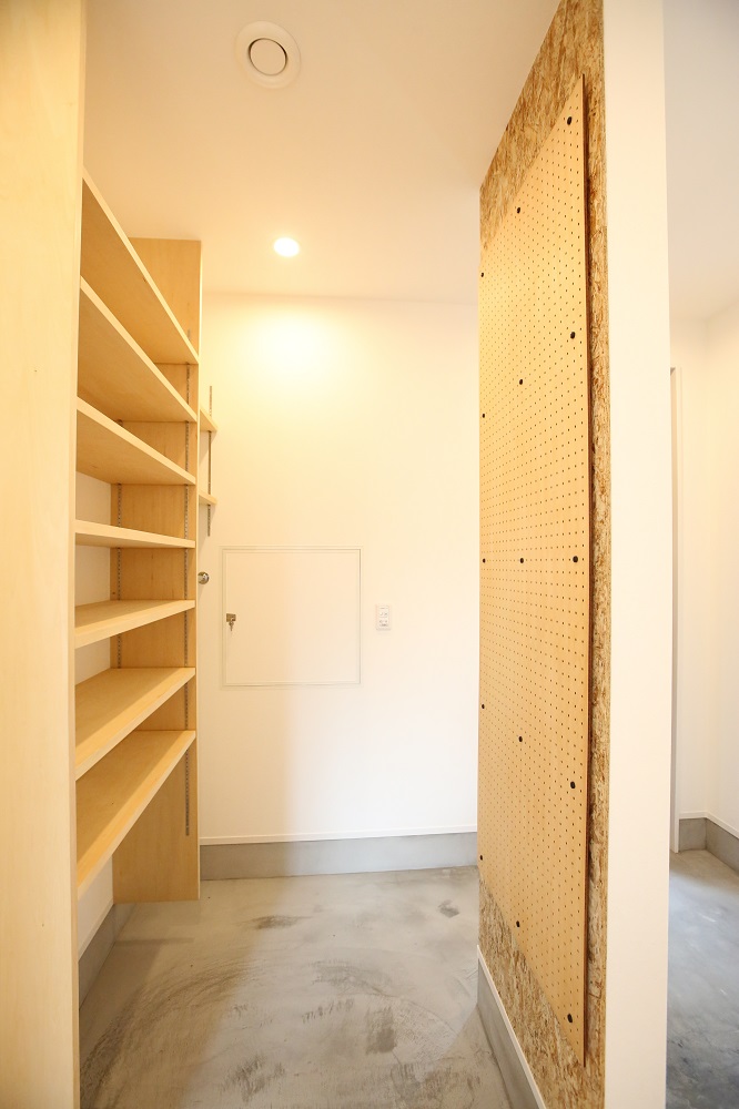 ウォークインシューズクローク