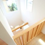 吹き抜けと大きい高窓