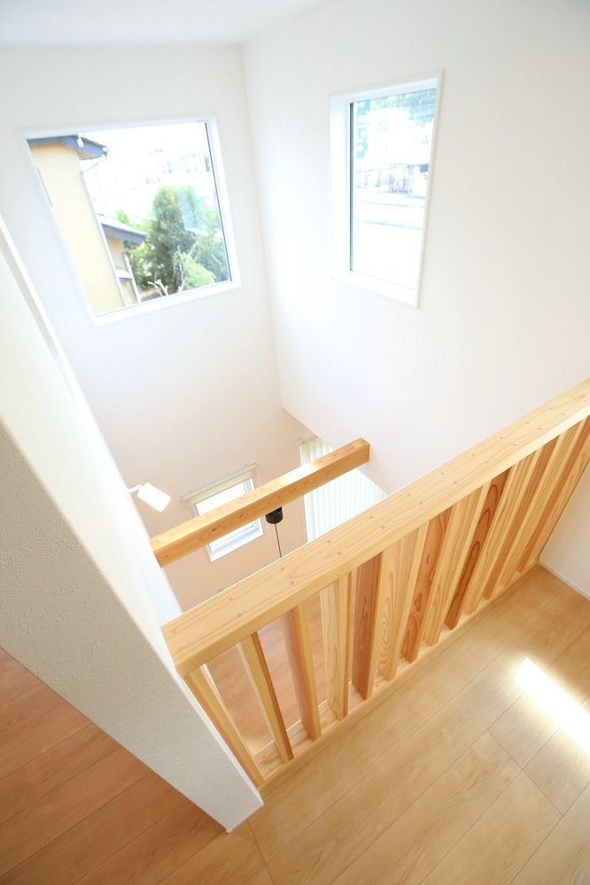 吹き抜けと大きい高窓