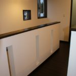 モダンな腰壁と小窓