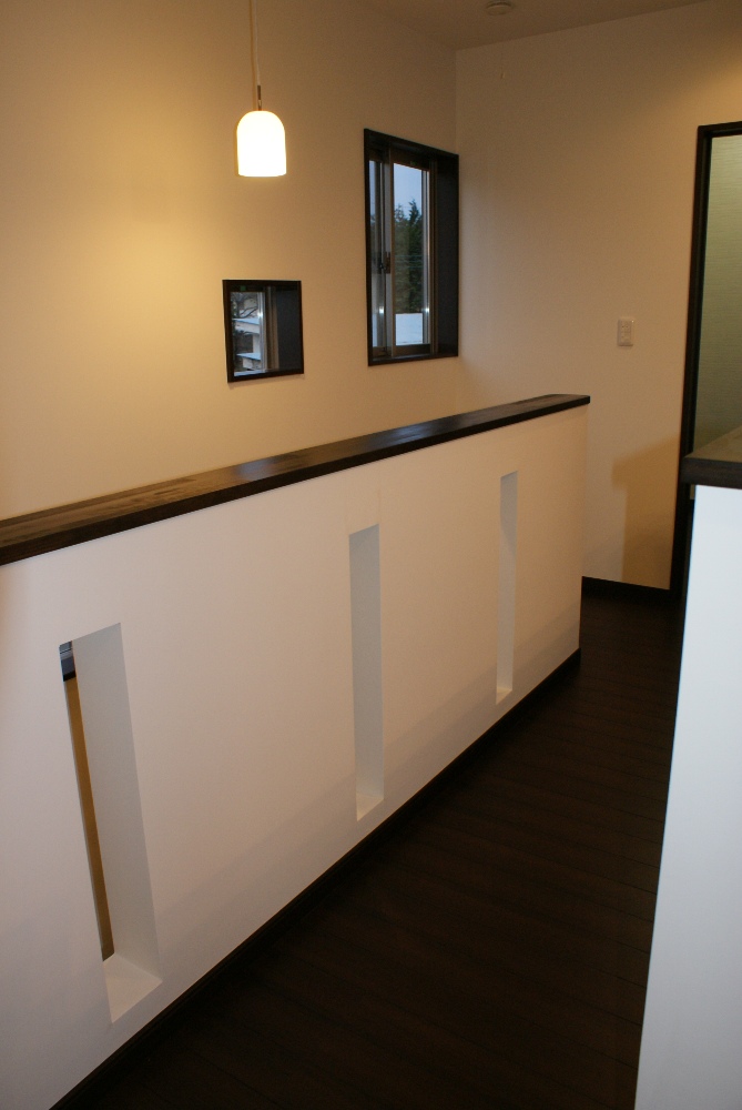 モダンな腰壁と小窓