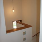 腰壁と吊り下げ照明