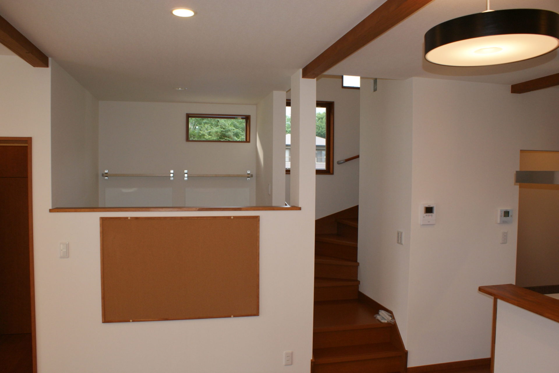 腰壁とコルクボード