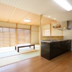 畳リビングとオープンキッチン