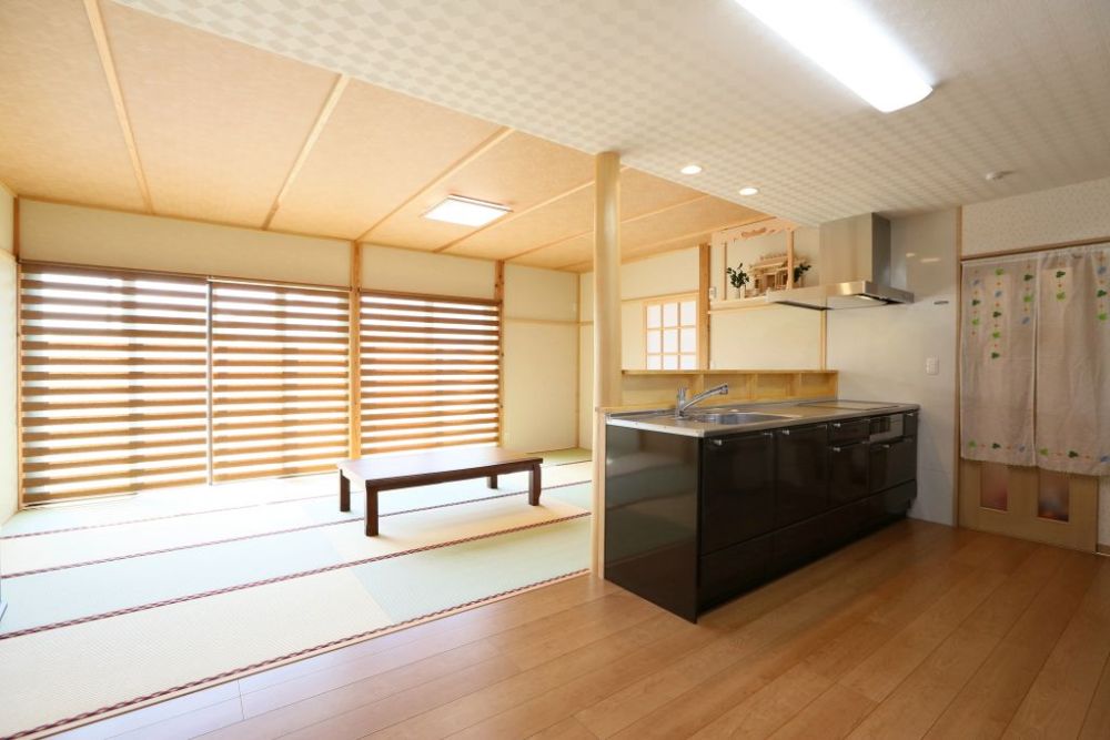 畳リビングとオープンキッチン