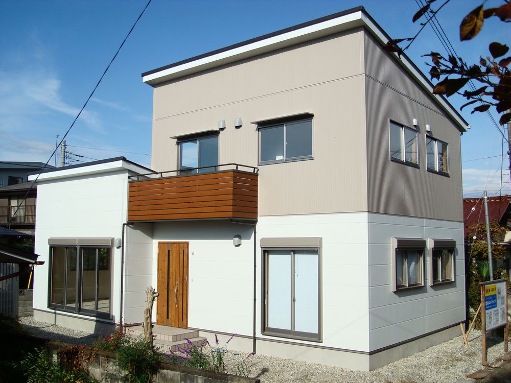 リフォーム予定から「建替え」へ。高い天井と無垢材が叶えた開放感あふれる家