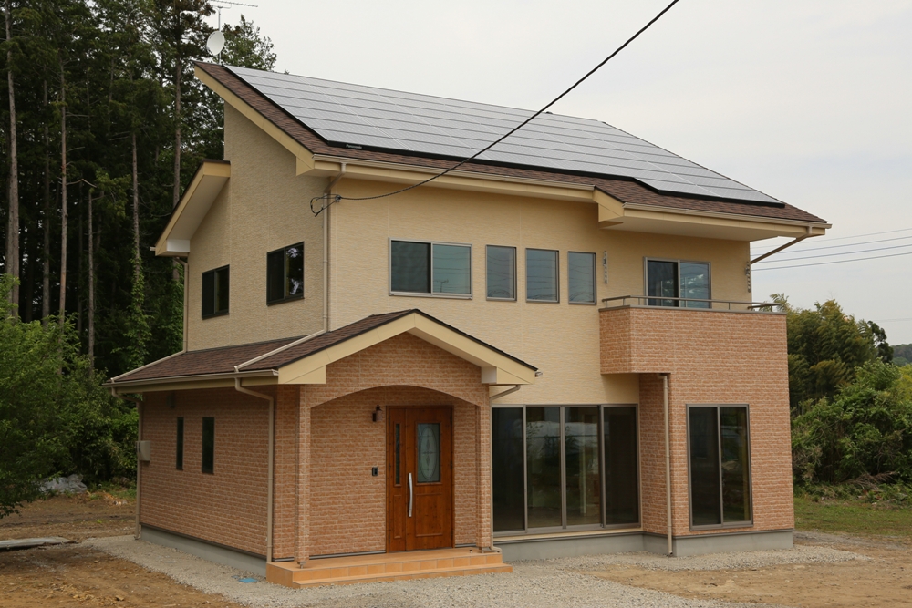 吹き抜けから光を取り込むいえ