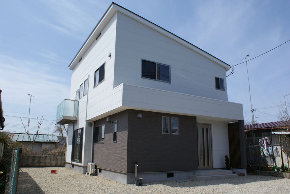 吹き抜けと室内窓が繋ぐ家族の時間。無垢材と造作手すりの温もり溢れる家