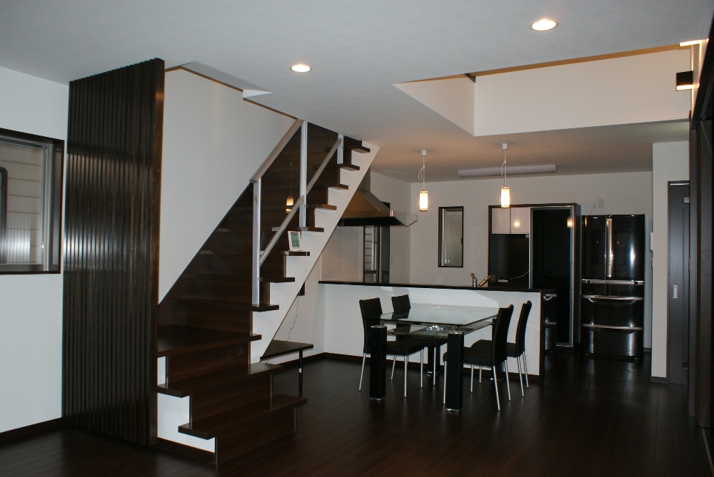 黒と白のモダンな外観。吹き抜けとアクリル手すりが開放感を生む住まい