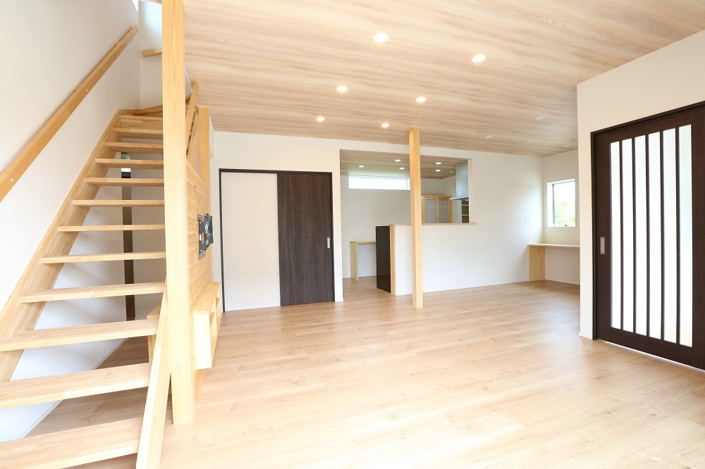 リビングとスリット階段