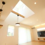 1階と2階が空間で繋がるいえ