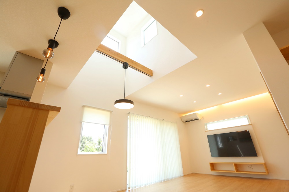 1階と2階が空間で繋がるいえ