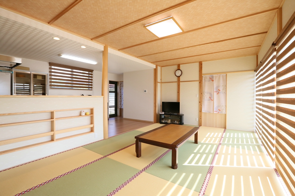 伝統の日本建築を現代に。天然化粧丸太と竿縁天井が美しい畳リビングの家